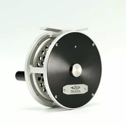 Iwana Steelhead Fliegenrolle - Black/Silver -Fliegenruten Elegant magasin 4 2 1024x1024 dce83ea4 05d6 4a56 81ed 05ca730c9931